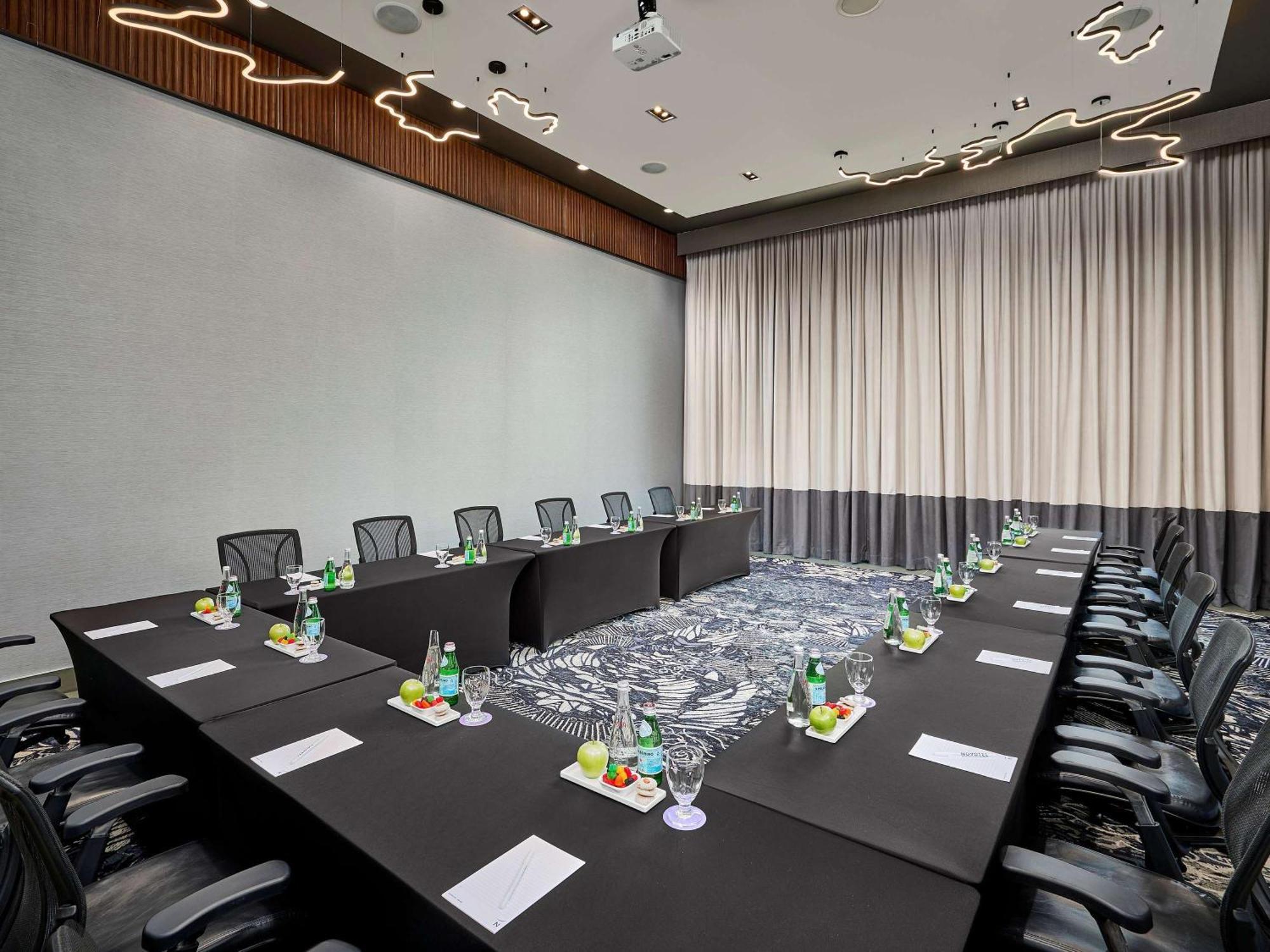 Novotel Toronto Vaughan Centre Экстерьер фото